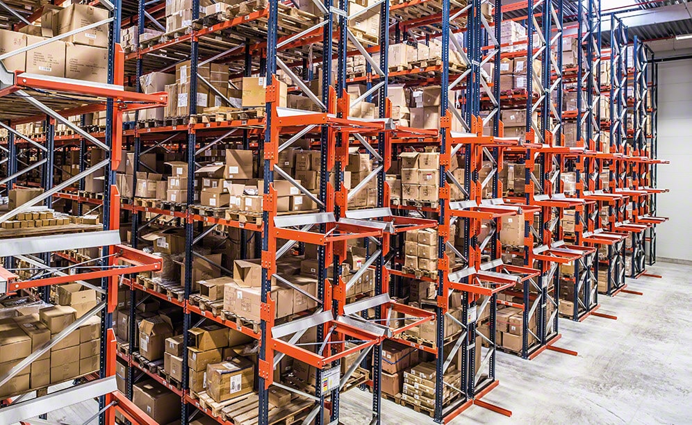 Mecalux ha instalado estanterías de paletización convencional en el centro logístico Côté Table que tiene una capacidad de almacenaje superior a los 19.600 palets
