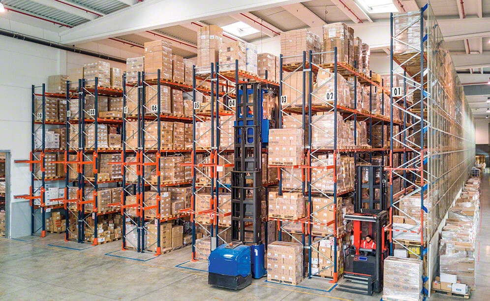 Mecalux ha suministrado los sistemas de almacenaje que componen el almacén: estanterías convencionales para palets con pasillos estrechos, estanterías dinámicas de picking y un circuito de transportadores con un elevador