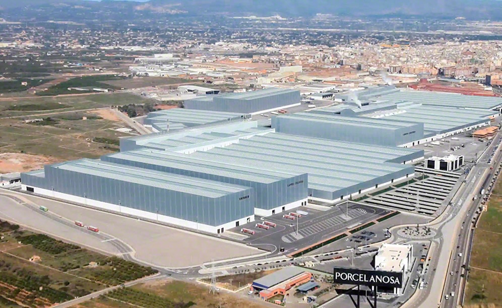 El líder del sector cerámico, Porcelanosa Grupo, incorpora la última tecnología en sus cinco centros logísticos El líder del sector cerámico, Porcelanosa Grupo, incorpora la última tecnología en sus cinco centros logísticos