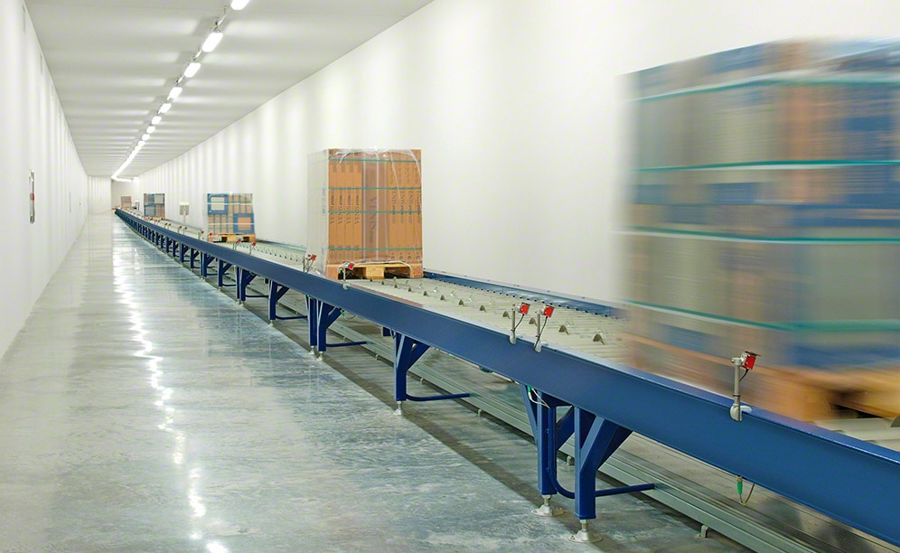 La comunicación entre el centro logístico y el de producción se realiza a través de un túnel subterráneo de más de 1 km de longitud