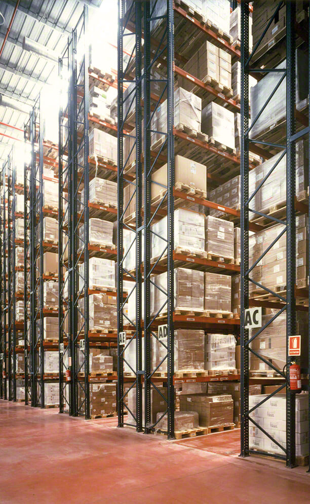 Fases 1 y 2: almacén con capacidad para 12.900 palets de 800 x 1.200 mm formado por diez pasillos con estanterías de 15 m de altura