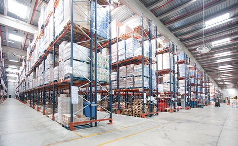 Un operador logístico multicliente consigue capacidad para 48.000 palets de volumen variable y agilizar el picking con estanterías de paletización convencional Un operador logístico multicliente consigue capacidad para 48.000 palets de volumen variable y agilizar el picking con estanterías de paletización convencional