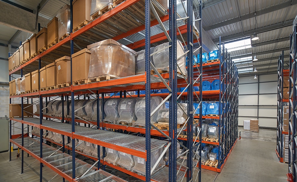 Mecalux ha construido un almacén de 2.300 m² con capacidad para más de 2.800 palets en el que se combina el sistema convencional y las estanterías sobre bases móviles Movirack
