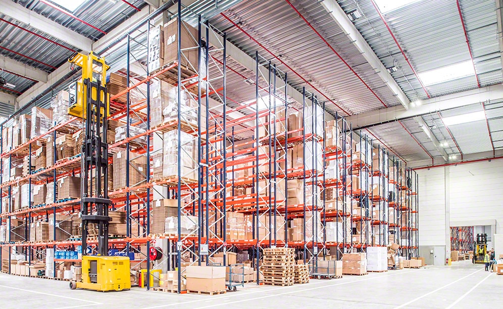 Corep cuenta con un almacén sectorizado y equipado con estanterías de paletización convencional en su centro de producción de Francia