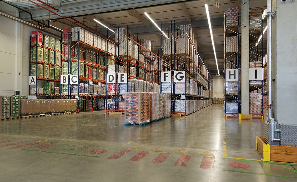 Un total de 4.800 palets es la capacidad de almacenaje que ofrecen las siete estanterías convencionales dobles y dos simples, de 9 m de altura y 58 m de longitud, instaladas por Mecalux