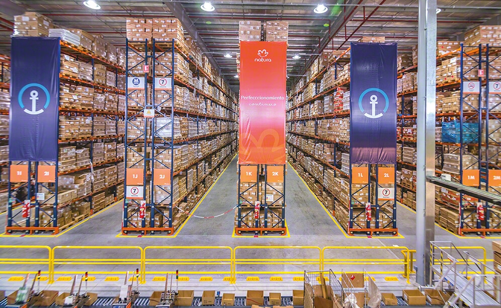 El fabricante brasileño líder en el mercado de cosméticos amplía la capacidad de su almacén de Buenos Aires con estanterías de paletización convencional El fabricante brasileño líder en el mercado de cosméticos amplía la capacidad de su almacén de Buenos Aires con estanterías de paletización convencional