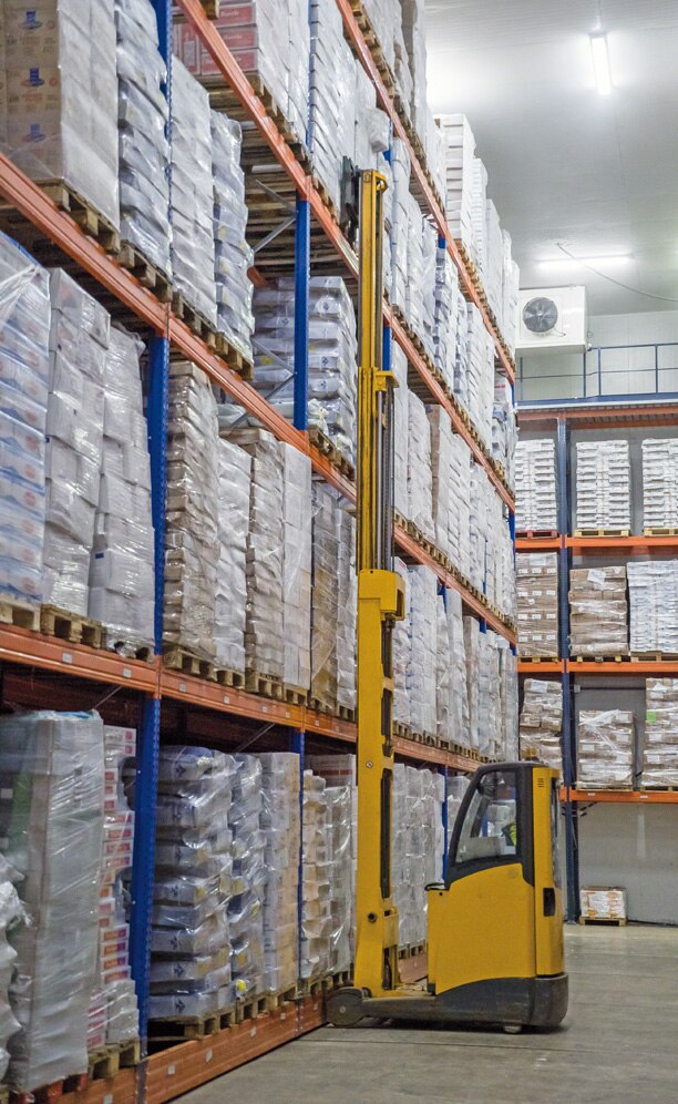La extracción y colocación de los palets se realiza mediante el uso de carretillas retráctiles