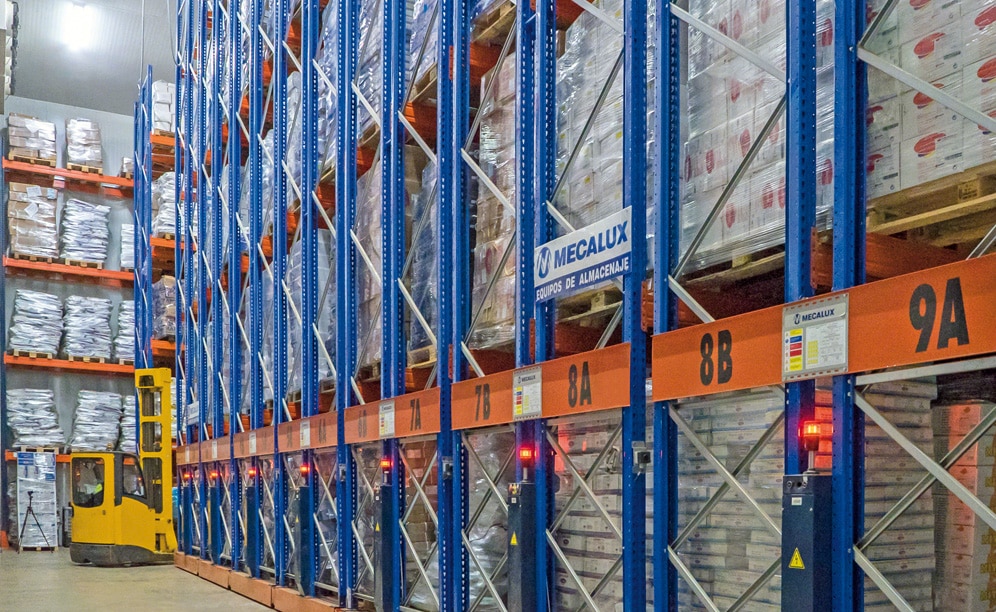 El centro logístico de Bajofrío, capaz de almacenar 6.000 palets, se ha dividido en dos cámaras frigoríficas iguales de 1.000 m², que se mantienen a una temperatura de -25 ºC