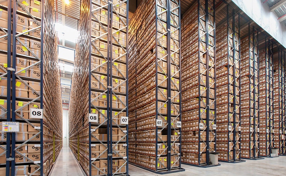Las estanterías miden 11,5 m y poseen 15 niveles con capacidad para 36 cajas con documentos