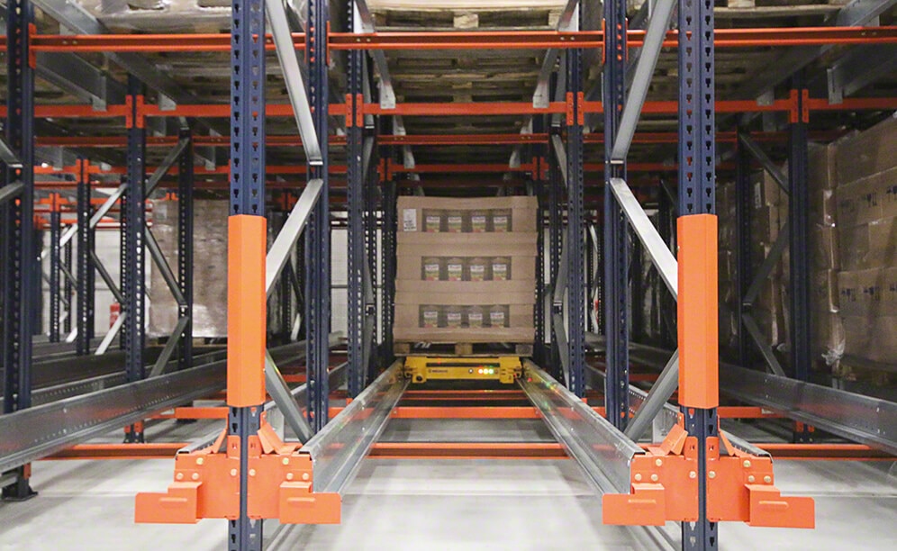 El sistema compacto Pallet Shuttle de Firat Food ofrece una capacidad de almacenaje superior a 1.500 palets, repartidos en 128 canales de 10 m de profundidad