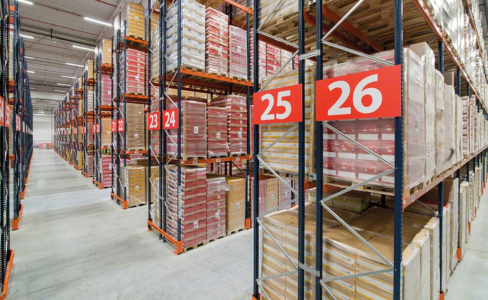 Mecalux ha suministrado estanterías de paletización convencional con capacidad para 6.560 palets en el almacén que Lorenz Snack-World posee en Polonia