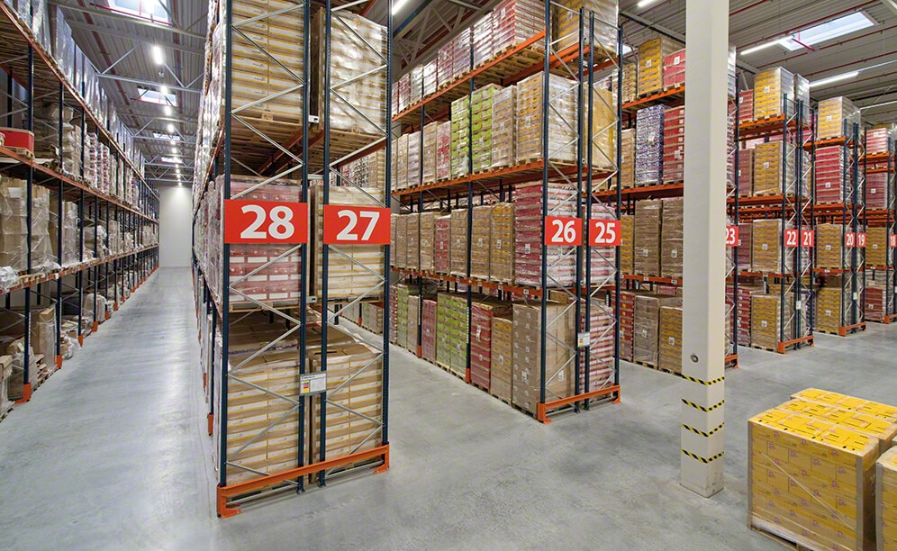 El almacén se compone de 15 pasillos de estanterías de paletización de 9 m de altura y cuatro niveles de carga