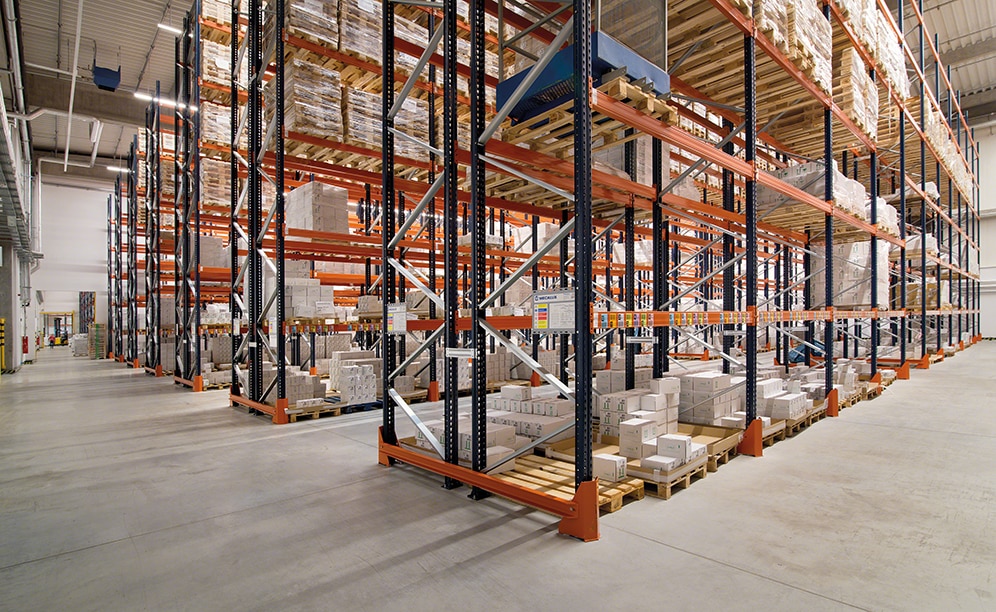 Mecalux ha instalado las estanterías de paletización convencional, que ofrecen acceso directo a la mercancía y tienen una capacidad de almacenaje para 10.906 palets