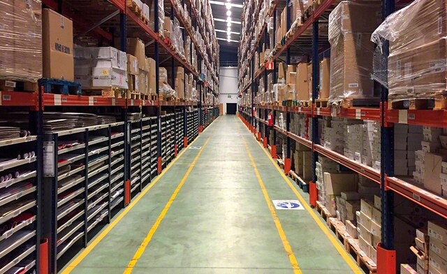 Mecalux ha equipado el almacén del operador logístico Eralogistics con estanterías de paletización convencional y estanterías con pasarelas