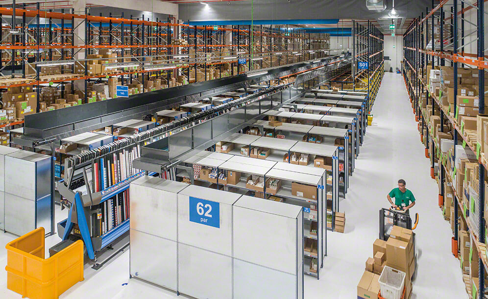 Mecalux ha suministrado todos los equipos de almacenaje que componen la instalación: estanterías para cargas ligeras con estantes, estanterías de picking dinámico y estanterías de paletización convencional