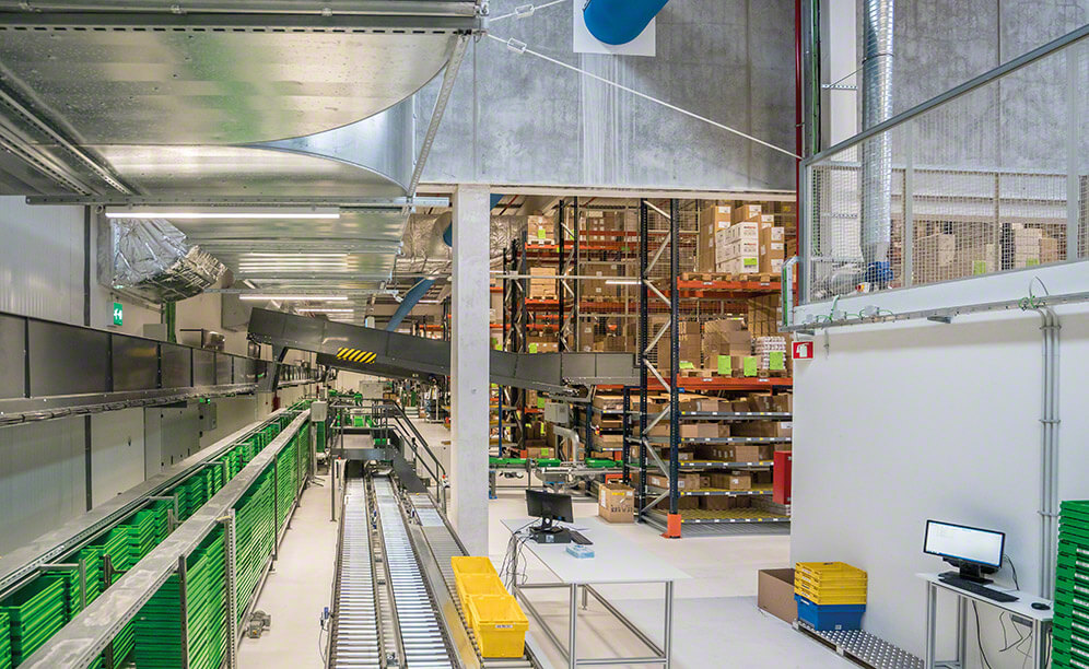 Un circuito de transportadores comunica las distintas áreas del centro y traslada los pedidos preparados hasta la zona de consolidación y expedición Un circuito de transportadores comunica las distintas áreas del centro y traslada los pedidos preparados hasta la zona de consolidación y expedición