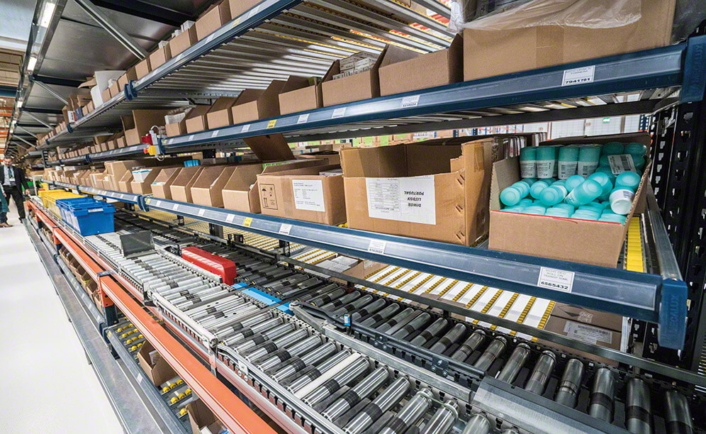 En paralelo al transportador principal, hay otro transportador con rodillos libres que actúa como mesa de preparación En paralelo al transportador principal, hay otro transportador con rodillos libres que actúa como mesa de preparación