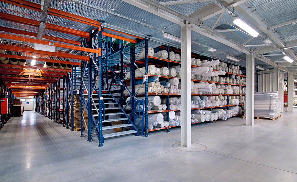 Mecalux ha suministrado todos los sistemas de almacenaje del nuevo almacén de Eurofirany: estanterías con pasarelas y estanterías cantilever para los artículos de gran longitud