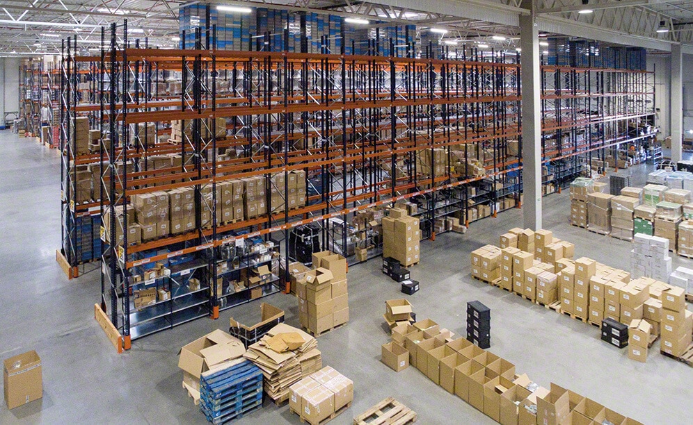 Las estanterías de paletización, de 9,5 m de altura, poseen una capacidad de almacenaje de 35.000 palets