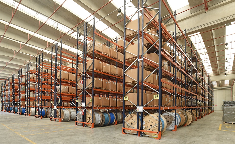Mecalux ha suministrado estanterías convencionales que ofrecen una capacidad de almacenaje superior a los 20.200 palets