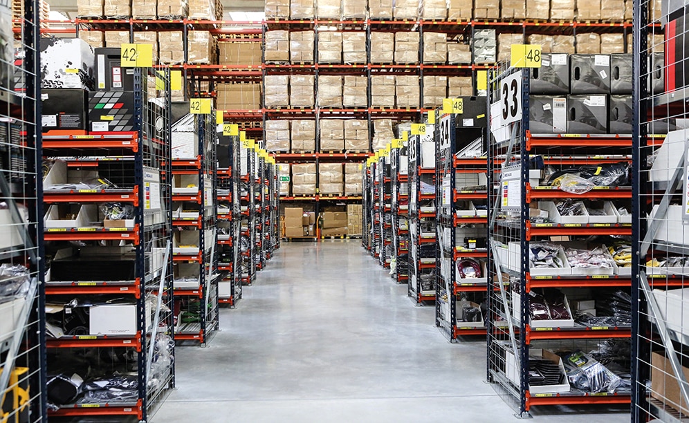 Este almacén está compuesto por estanterías de paletización convencional, estanterías de cajas para picking y un circuito de transportadores que incluye una zona de clasificación