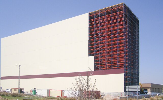El almacén de Delaviuda, con 101 m de longitud y 42 m de alto, tiene una capacidad de almacenaje de más de 22.100 palets