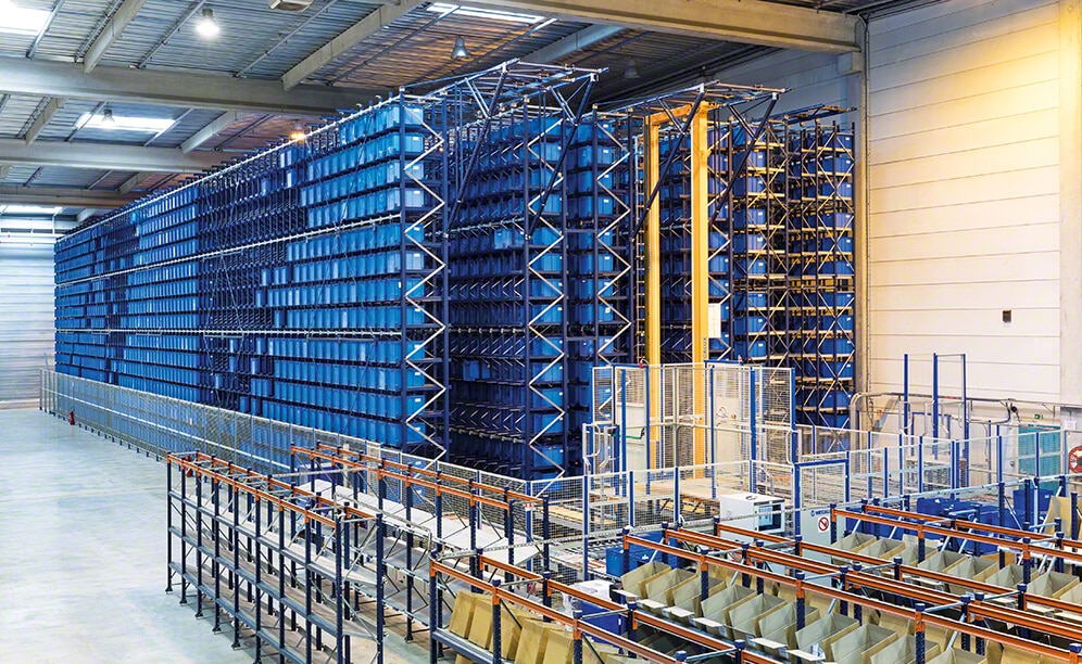 El almacén automático de cajas está formado por tres pasillos con estanterías de doble profundidad a ambos lados que miden 43 m de longitud, 9 m de altura y disponen de 15 niveles