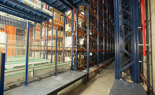 Está constituido por cinco pasillos con estanterías de simple profundidad a ambos lados con capacidad para depositar más de 10.000 palets