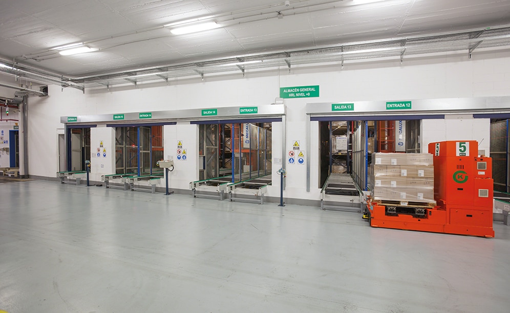 Las carretillas elevadoras de guiado automático (AGV) recogen los palets y los depositan en los transportadores de entrada al almacén