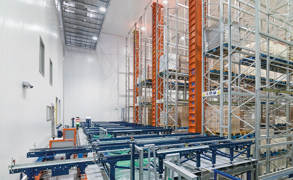 El almacén está constituido por cuatro pasillos de simple profundidad de tan solo 13 m de altura