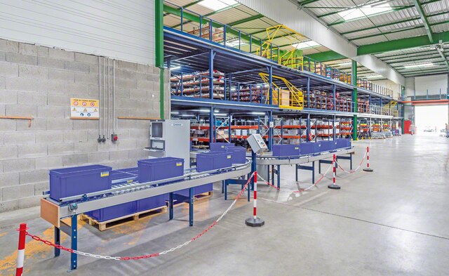 Mecalux instaló una entreplanta de dos niveles, estanterías para picking, transportadores para cajas y el software de gestión de almacenes Easy WMS