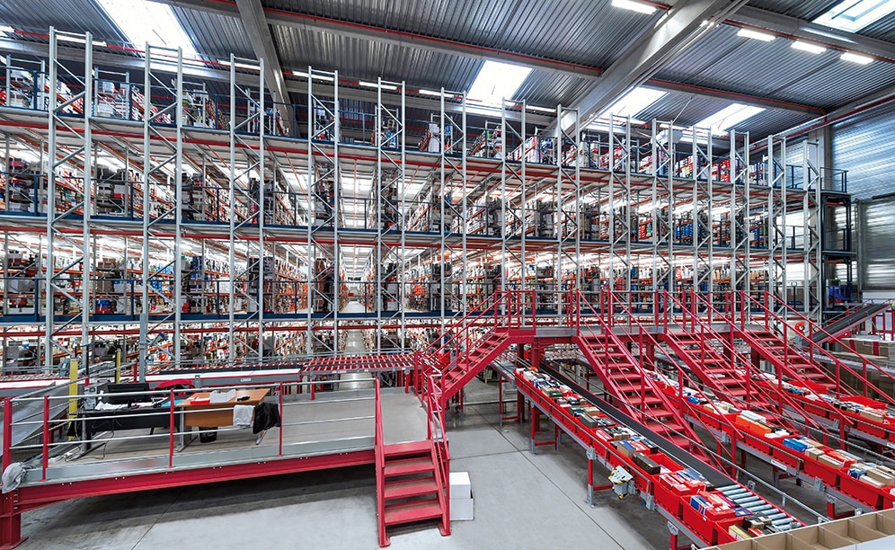 Spartoo ha construido una gran instalación de picking con transportadores para manejar 10.000 pedidos al día
