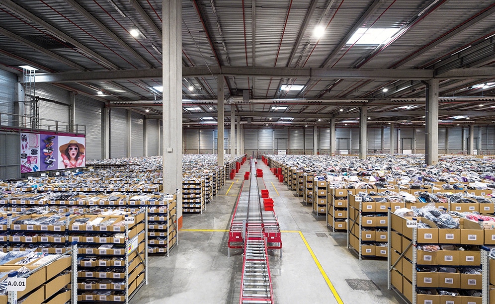 La Nave 1 posee una capacidad de almacenaje de más de 145.000 cajas destinadas a zapatos, ropa plegada, bolsos y complementos
