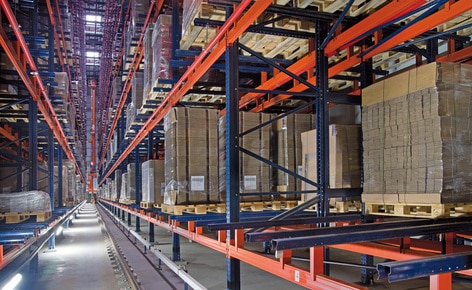 Almacén autoportante automático con capacidad para almacenar más de 6.300 palets con solo dos pasillos de trabajo Almacén autoportante automático con capacidad para almacenar más de 6.300 palets con solo dos pasillos de trabajo