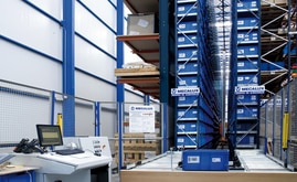 El almacén miniload está destinado a almacenar recambios de pequeñas dimensiones en cajas de plástico de 600 x 400 mm