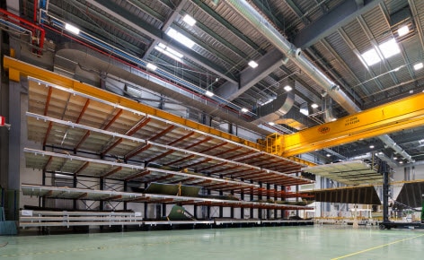 La forma más eficiente de almacenar grandes componentes de aviones con estanterías cantilever de Mecalux La forma más eficiente de almacenar grandes componentes de aviones con estanterías cantilever de Mecalux