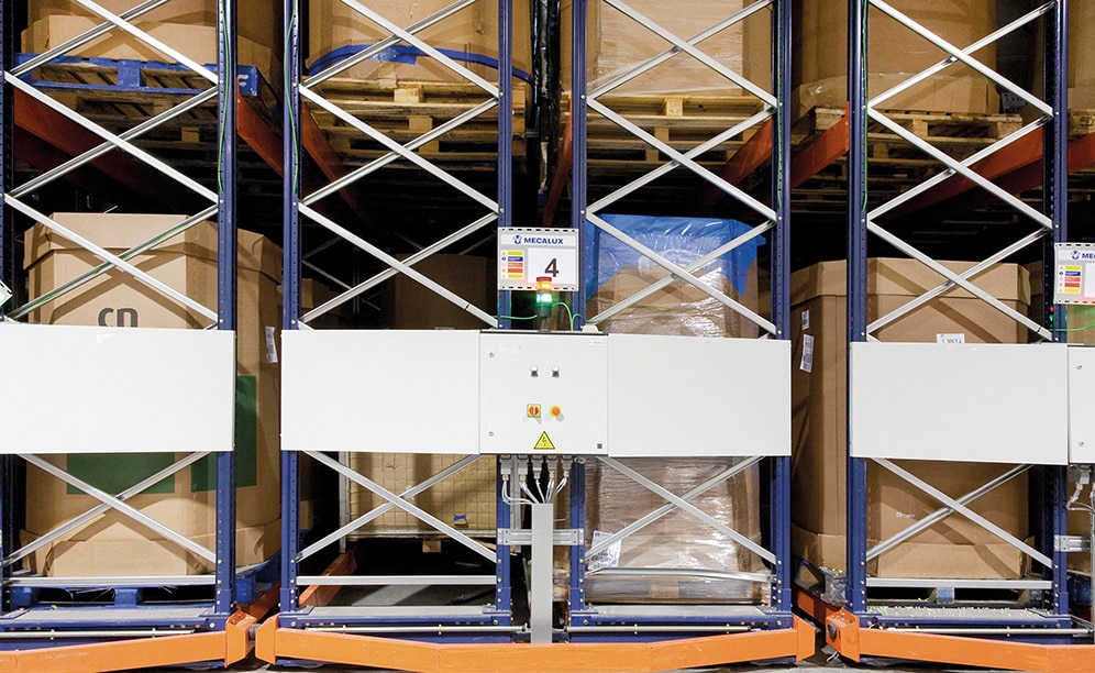 Los palets que por sus medidas y características no son aptos para entrar en las cámaras automáticas se alojan en las estanterías sobre bases móviles Movirack instaladas en la precámara