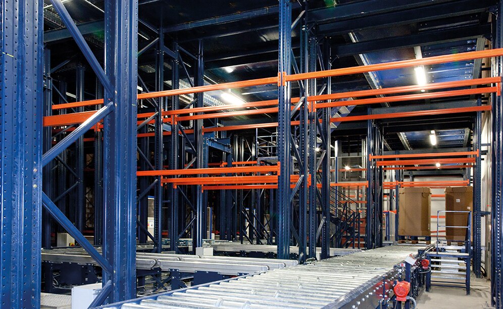 La salida de los productos hacia expediciones tiene lugar en la planta inferior de las cámaras. Un circuito de transportadores une los pasillos de almacenaje con las puertas de salida que dan a las precámaras