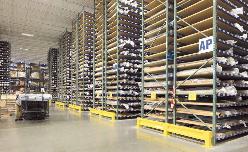 Interlake Mecalux sugirió una solución de almacenaje para gestionar los miles de rollos de tela alojados en compartimentos de estanterías de más de 9 m de altura
