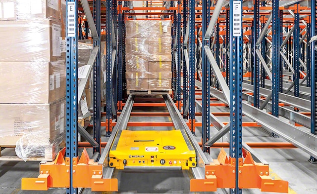 Mecalux ha suministrado el sistema Pallet Shuttle en el centro de distribución que vente-privee