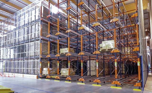 Mecalux suministró seis bloques de estanterías compactas de 10 m de altura con capacidad para más de 3.700 palets