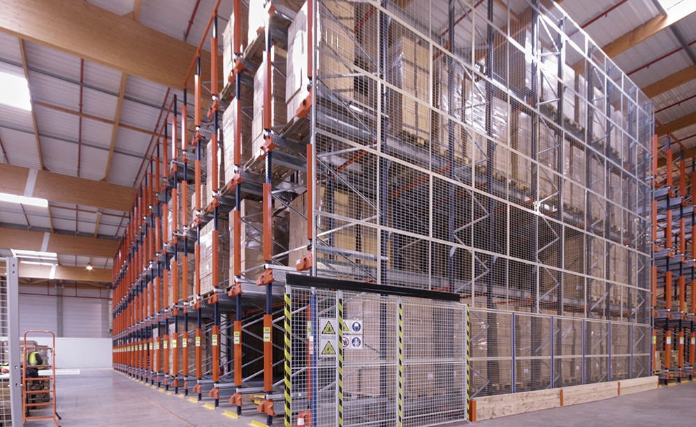 El almacén de Didactic también cuenta con paneles de malla de protección en los laterales de las estanterías que impiden la caída accidental de la mercancía