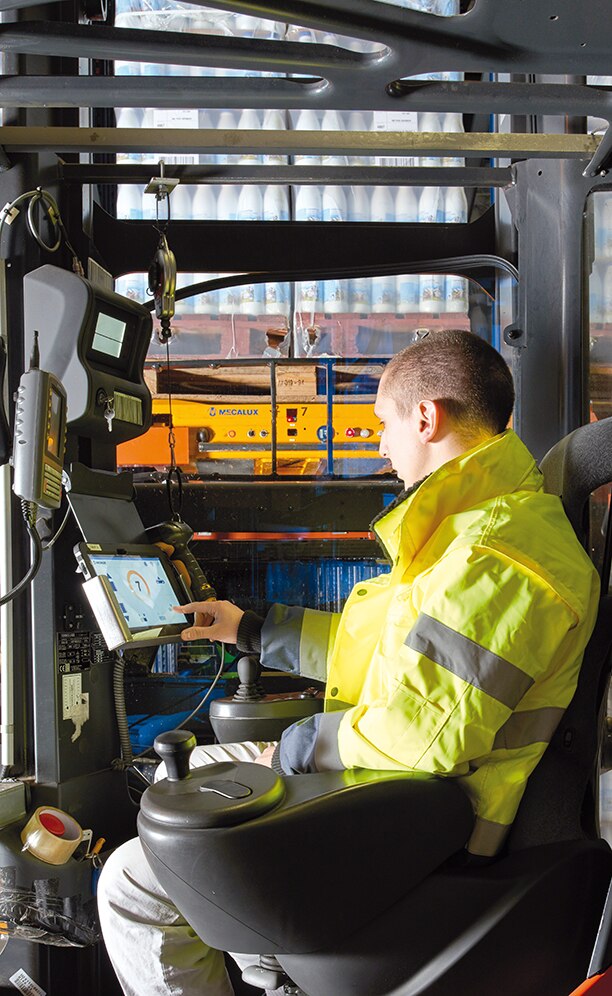 Los carros Pallet Shuttle siguen las instrucciones que el operario indica desde una tableta móvil conectada a una red wifi