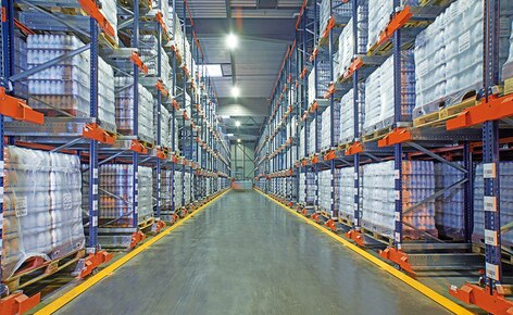 El fabricante lácteo SLVA consigue manipular y almacenar más de 7.400 palets con nueve carros Pallet Shuttle en canales de hasta 20 m de profundidad El fabricante lácteo SLVA consigue manipular y almacenar más de 7.400 palets con nueve carros Pallet Shuttle en canales de hasta 20 m de profundidad