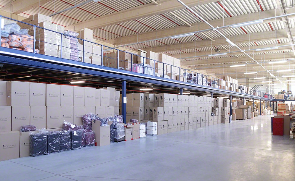 La entreplanta instalada en el almacén ocupa una superficie de 3.300 m²