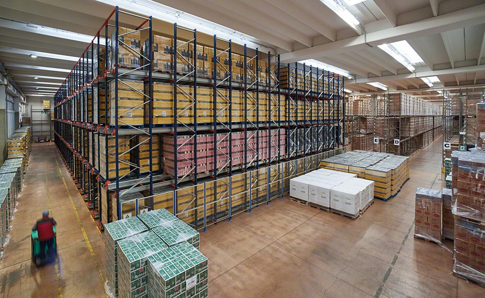 Un almacén de operador logístico con capacidad para más de 3.000 palets