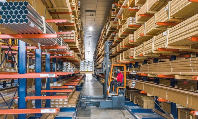 Estanterías cantilever en el almacén de Gaviota para perfiles de gran longitud