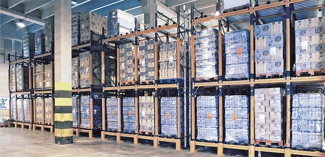 Almacén de estanterías dinámicas por gravedad del almacén de Fontvella