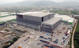 El almacén autoportante de Hayat Kimya en construcción. Para la estructura autoportante se utilizaron 10.000 toneladas de acero