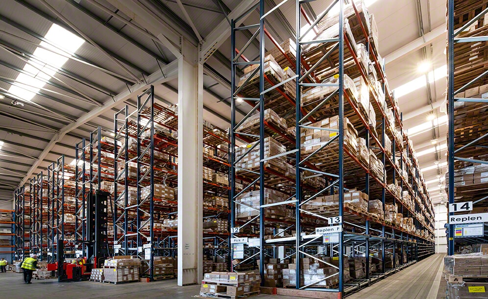 Las estanterías ofrecen una capacidad de almacenaje superior a los 5.000 palets